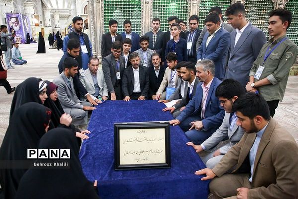 تجدید میثاق نمایندگان مجلس دانش‌آموزی با آرمان‌های امام(ره)