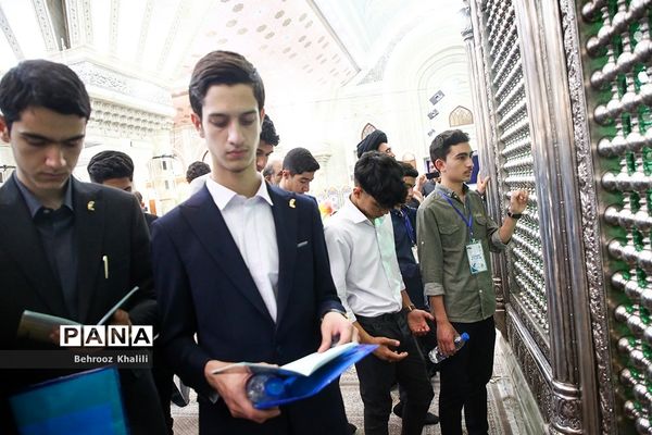 تجدید میثاق نمایندگان مجلس دانش‌آموزی با آرمان‌های امام(ره)