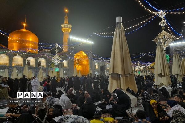 حضور زائران و شهروندان مشهدی در روز ولادت امام موسی کاظم (ع) در حرم مطهر رضوی