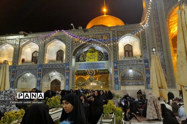 حضور زائران و شهروندان مشهدی در روز ولادت امام موسی کاظم (ع) در حرم مطهر رضوی