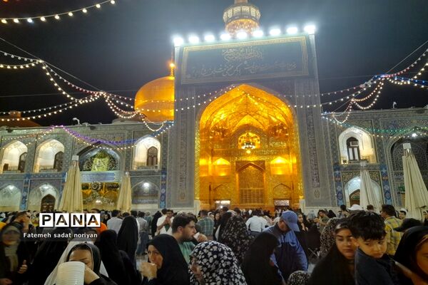 حضور زائران و شهروندان مشهدی در روز ولادت امام موسی کاظم (ع) در حرم مطهر رضوی