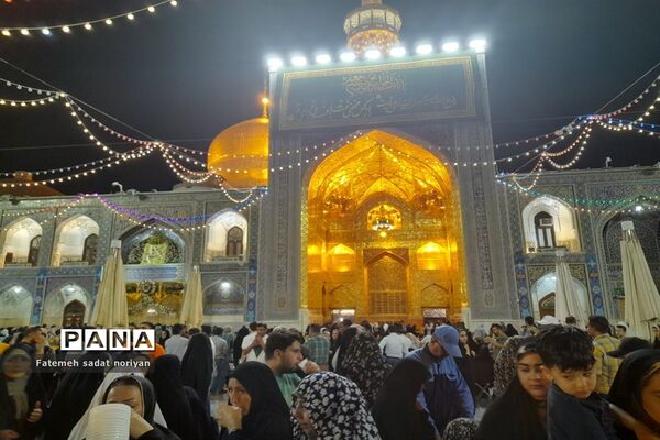 حضور زائران و شهروندان مشهدی در روز ولادت امام موسی کاظم (ع) در حرم مطهر رضوی