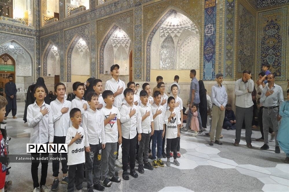 حضور زائران و شهروندان مشهدی در روز ولادت امام موسی کاظم (ع) در حرم مطهر رضوی