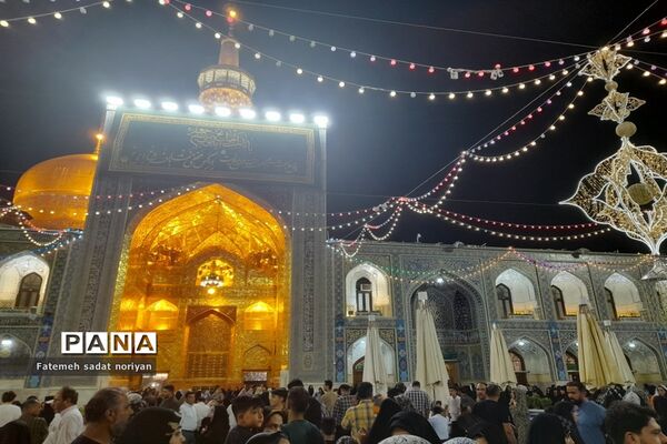 حضور زائران و شهروندان مشهدی در روز ولادت امام موسی کاظم (ع) در حرم مطهر رضوی