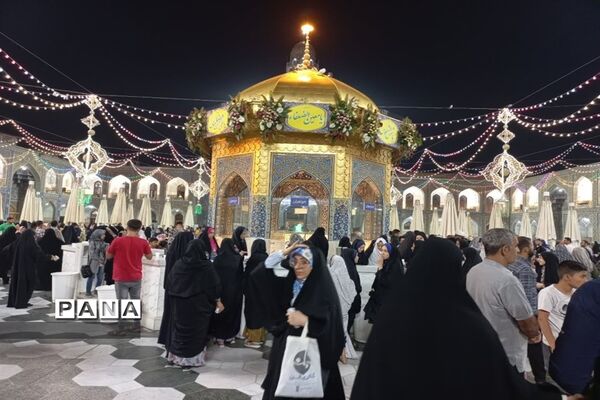 شور و نشاط زائرین حرم آقا امام رضا( ع) در شب ولادت  امام موسی کاظم (ع)