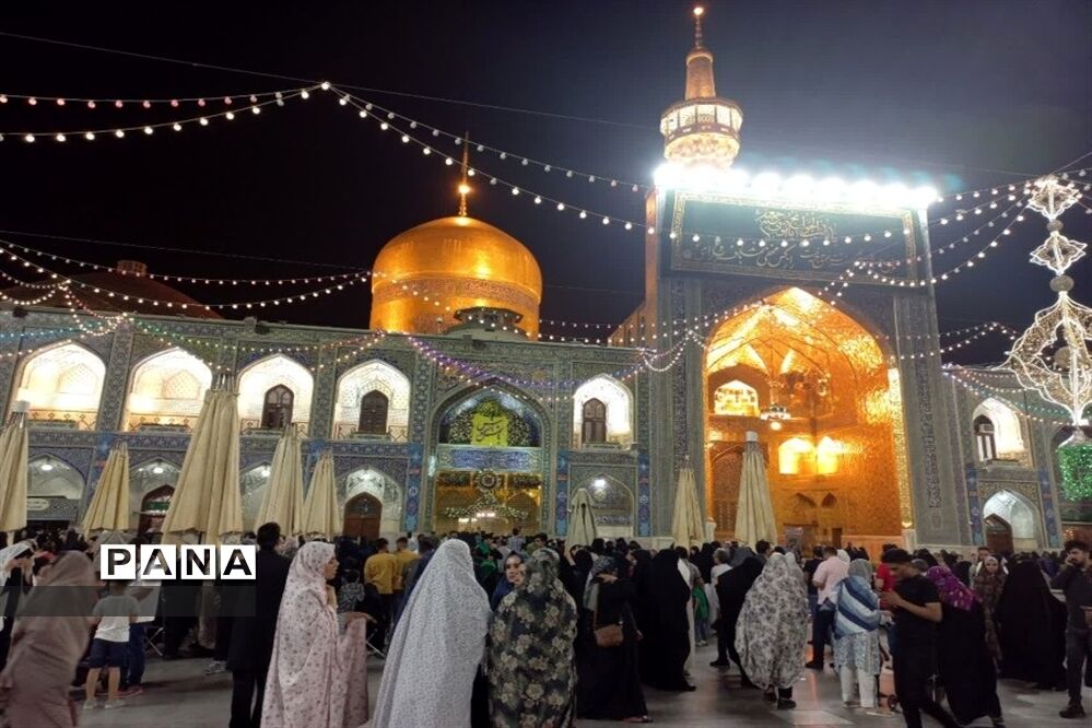 شور و نشاط زائرین حرم آقا امام رضا( ع) در شب ولادت  امام موسی کاظم (ع)