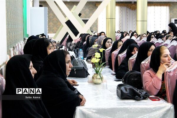 جلسه ویژه اولیای پایه نهم با موضوع هدایت تحصیلی در کاشمر