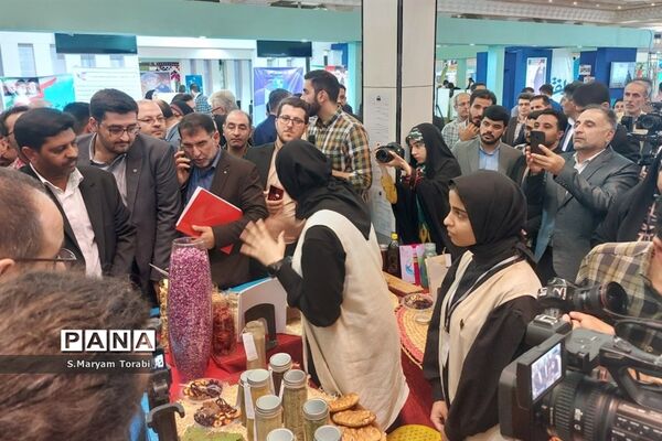 بازدید وزیر آموزش و پرورش از غرفه‌های آموزش و پرورش فارس در نمایشگاه الفتا