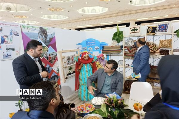 بازدید جمعی از مدیران و معاونان مدارس اداره آموزش و پرورش ناحیه یک یزد از نمایشگاه الف تا