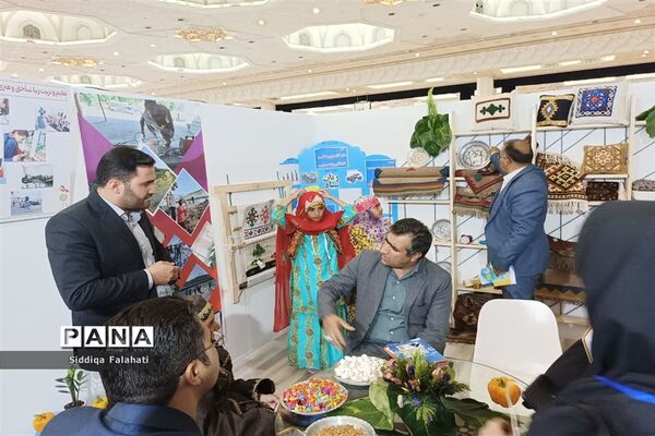 بازدید جمعی از مدیران و معاونان مدارس اداره آموزش و پرورش ناحیه یک یزد از نمایشگاه الف تا