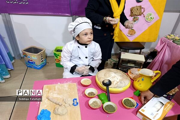 بازدید جمعی از مدیران و معاونان مدارس اداره آموزش و پرورش ناحیه یک یزد از نمایشگاه الف تا