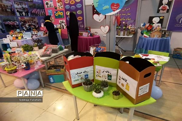 بازدید جمعی از مدیران و معاونان مدارس اداره آموزش و پرورش ناحیه یک یزد از نمایشگاه الف تا