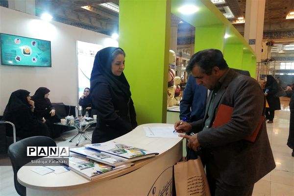 بازدید جمعی از مدیران و معاونان مدارس اداره آموزش و پرورش ناحیه یک یزد از نمایشگاه الف تا