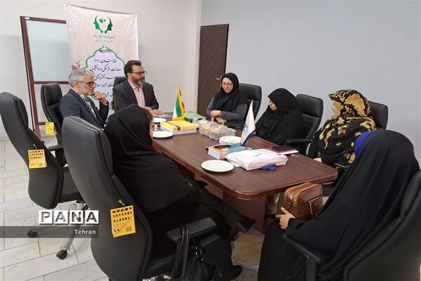 رونمایی از کتاب از حیرت تا اندیشه