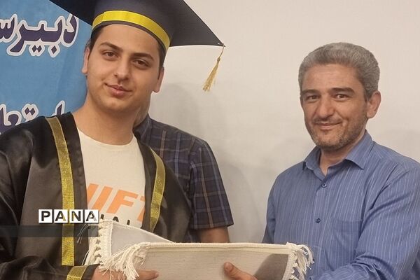 جشن فارغ‌التحصیلی دانش‌آموزان پایه دوازدهم دبیرستان استعدادهای درخشان شهید بهشتی رودهن