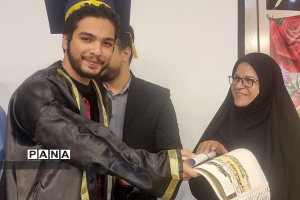 جشن فارغ‌التحصیلی دانش‌آموزان پایه دوازدهم دبیرستان استعدادهای درخشان شهید بهشتی رودهن