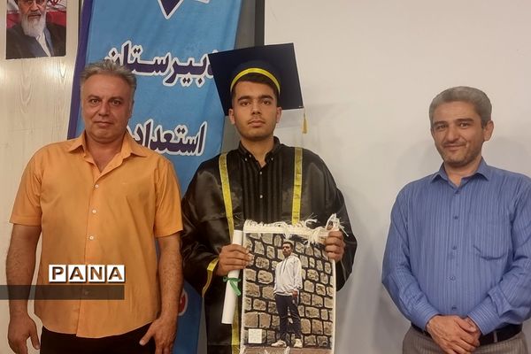 جشن فارغ‌التحصیلی دانش‌آموزان پایه دوازدهم دبیرستان استعدادهای درخشان شهید بهشتی رودهن