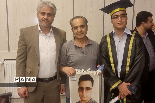 جشن فارغ‌التحصیلی دانش‌آموزان پایه دوازدهم دبیرستان استعدادهای درخشان شهید بهشتی رودهن