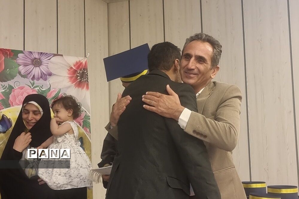 جشن فارغ‌التحصیلی دانش‌آموزان پایه دوازدهم دبیرستان استعدادهای درخشان شهید بهشتی رودهن