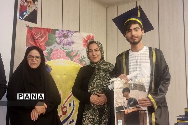 جشن فارغ‌التحصیلی دانش‌آموزان پایه دوازدهم دبیرستان استعدادهای درخشان شهید بهشتی رودهن