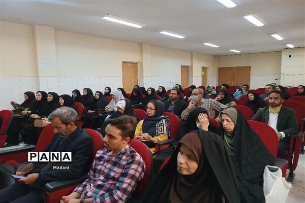 مراسم تجلیل از دبیران و هنرآموزان برگزیده استان اصفهان در جشنواره نوآوری و الگوی تدریس برتر