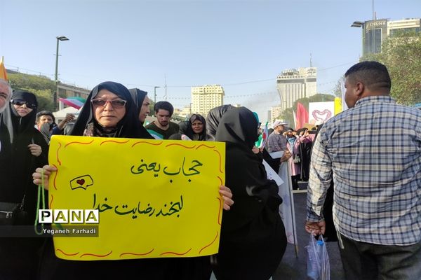 برگزاری اجتماع بزرگ و باشکوه مردمی مدافعان حریم خانواده در میدان بسیج