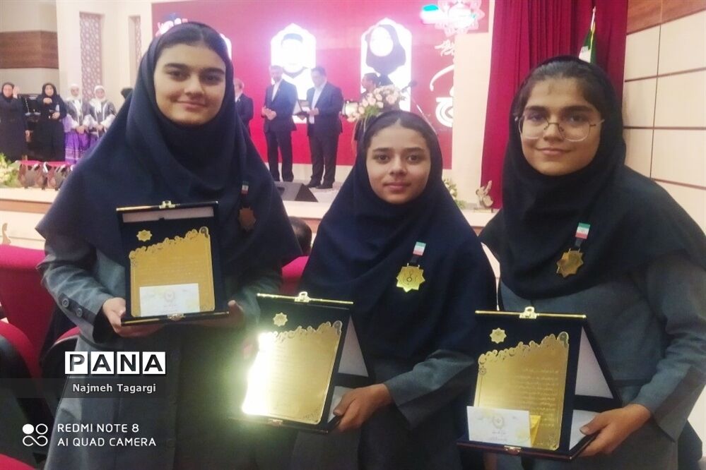 حضور پرشور دانش‌آموزان برگزیده در نهمین دوره جشنواره نوجوان خوارزمی در استان خراسان رضوی