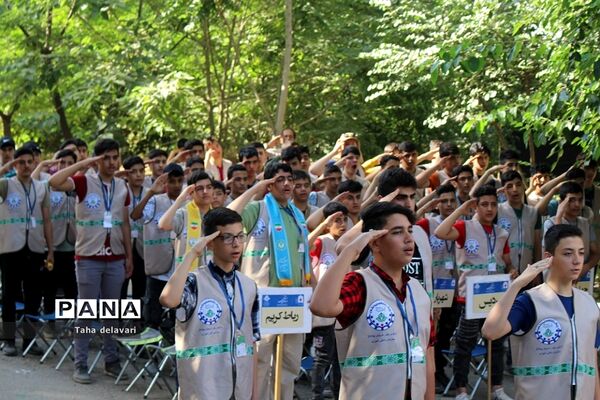 اجرای مراسم صبحگاه در اردوی یاورمربیان عضو سازمان دانش‌آموزی شهرستان‌های تهران