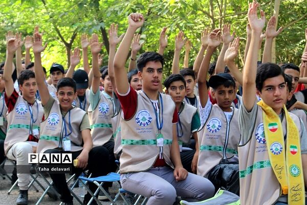 اجرای مراسم صبحگاه در اردوی یاورمربیان عضو سازمان دانش‌آموزی شهرستان‌های تهران