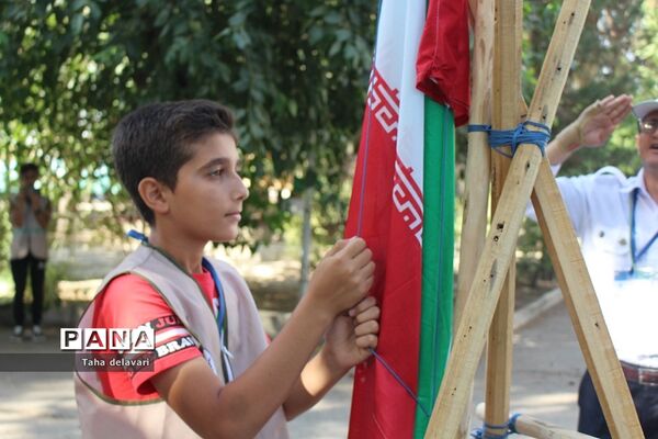 اجرای مراسم صبحگاه در اردوی یاورمربیان عضو سازمان دانش‌آموزی شهرستان‌های تهران