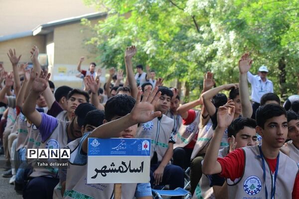 اجرای مراسم صبحگاه در اردوی یاورمربیان عضو سازمان دانش‌آموزی شهرستان‌های تهران