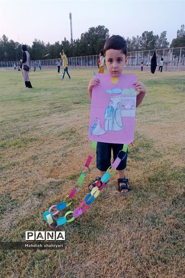 پرواز بادبادک‌ها با نمادهای خانواده و حجاب در نایین