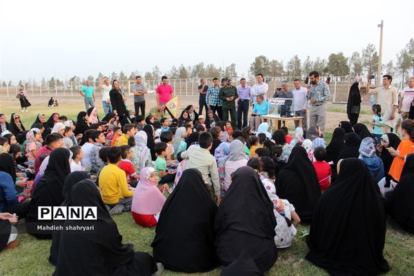 پرواز بادبادک‌ها با نمادهای خانواده و حجاب در نایین