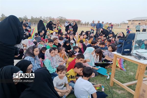 پرواز بادبادک‌ها با نمادهای خانواده و حجاب در نایین