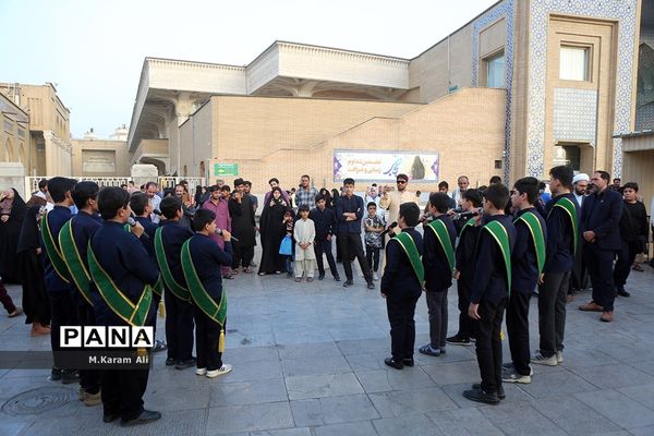 اجرای سرود دانش‌آموزی مکتب عاشقی در حرم کریمه اهل بیت(س)