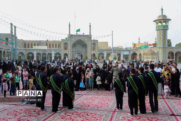 اجرای سرود دانش‌آموزی مکتب عاشقی در حرم کریمه اهل بیت(س)