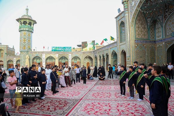 اجرای سرود دانش‌آموزی مکتب عاشقی در حرم کریمه اهل بیت(س)