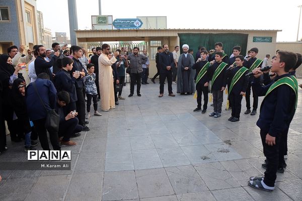 اجرای سرود دانش‌آموزی مکتب عاشقی در حرم کریمه اهل بیت(س)