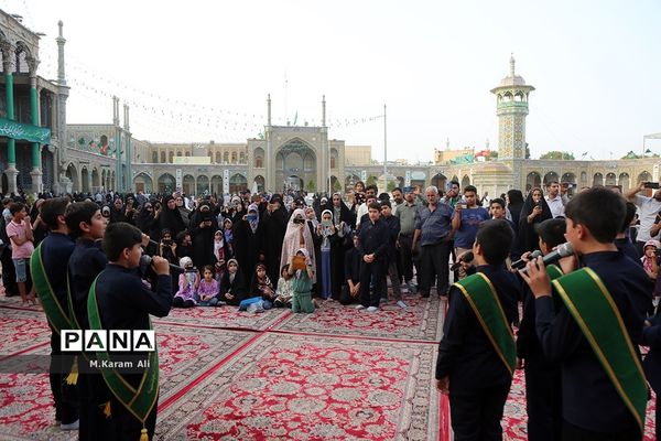 اجرای سرود دانش‌آموزی مکتب عاشقی در حرم کریمه اهل بیت(س)