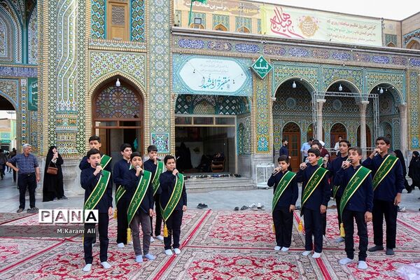 اجرای سرود دانش‌آموزی مکتب عاشقی در حرم کریمه اهل بیت(س)