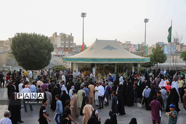 اجرای سرود دانش‌آموزی مکتب عاشقی در حرم کریمه اهل بیت(س)