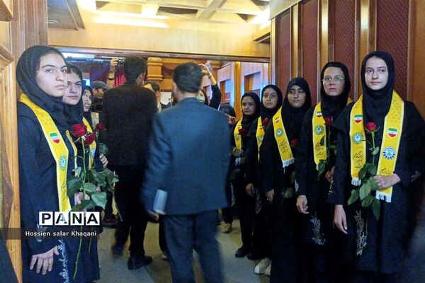 همایش بازگشت به خود با موضوع هویت نوجوان ایرانی در تالار احسان شیراز