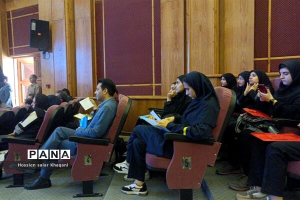 همایش بازگشت به خود با موضوع هویت نوجوان ایرانی در تالار احسان شیراز
