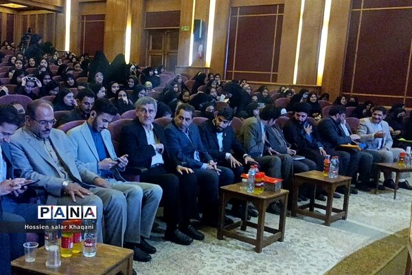 همایش بازگشت به خود با موضوع هویت نوجوان ایرانی در تالار احسان شیراز