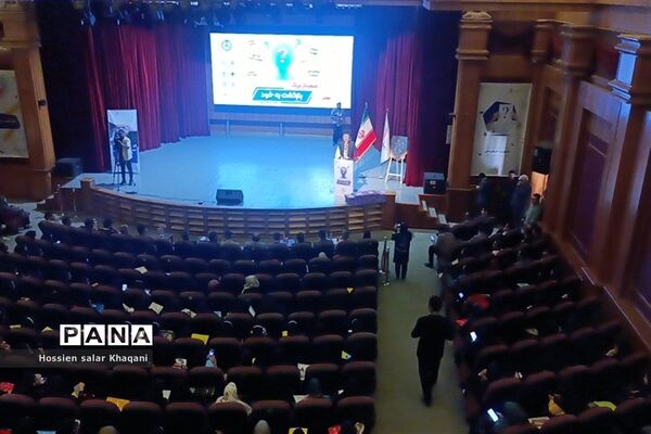 همایش بازگشت به خود با موضوع هویت نوجوان ایرانی در تالار احسان شیراز