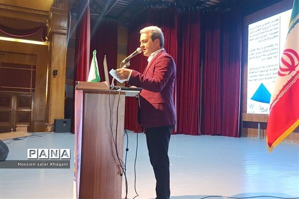 همایش بازگشت به خود با موضوع هویت نوجوان ایرانی در تالار احسان شیراز