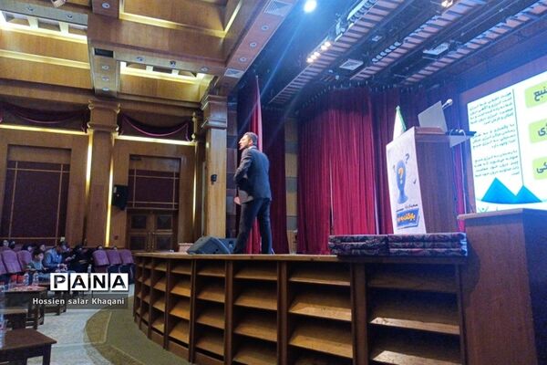 همایش بازگشت به خود با موضوع هویت نوجوان ایرانی در تالار احسان شیراز
