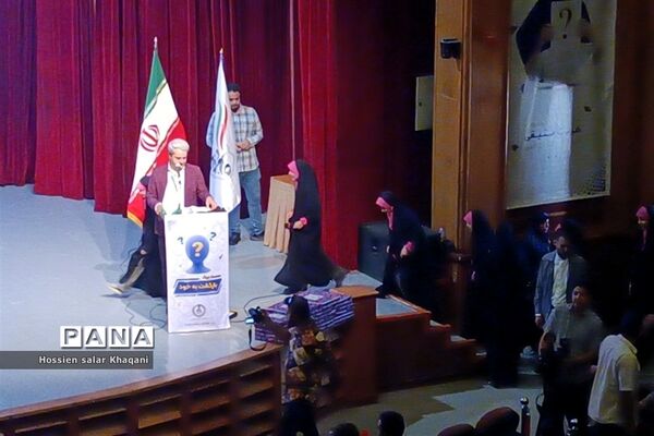 همایش بازگشت به خود با موضوع هویت نوجوان ایرانی در تالار احسان شیراز