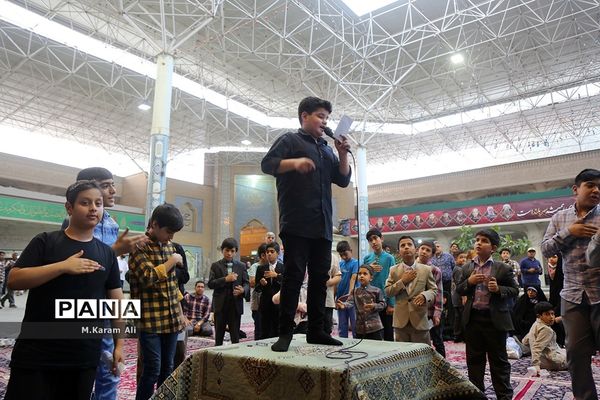 نوحه‌خوانی نوجوانان در حرم حضرت معصومه(س)