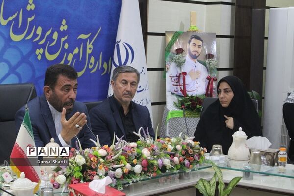 نشست دانش‌آموزان تراز انقلاب اسلامی با مادر شهید والا مقام آرمان علی‌وردی در بوشهر